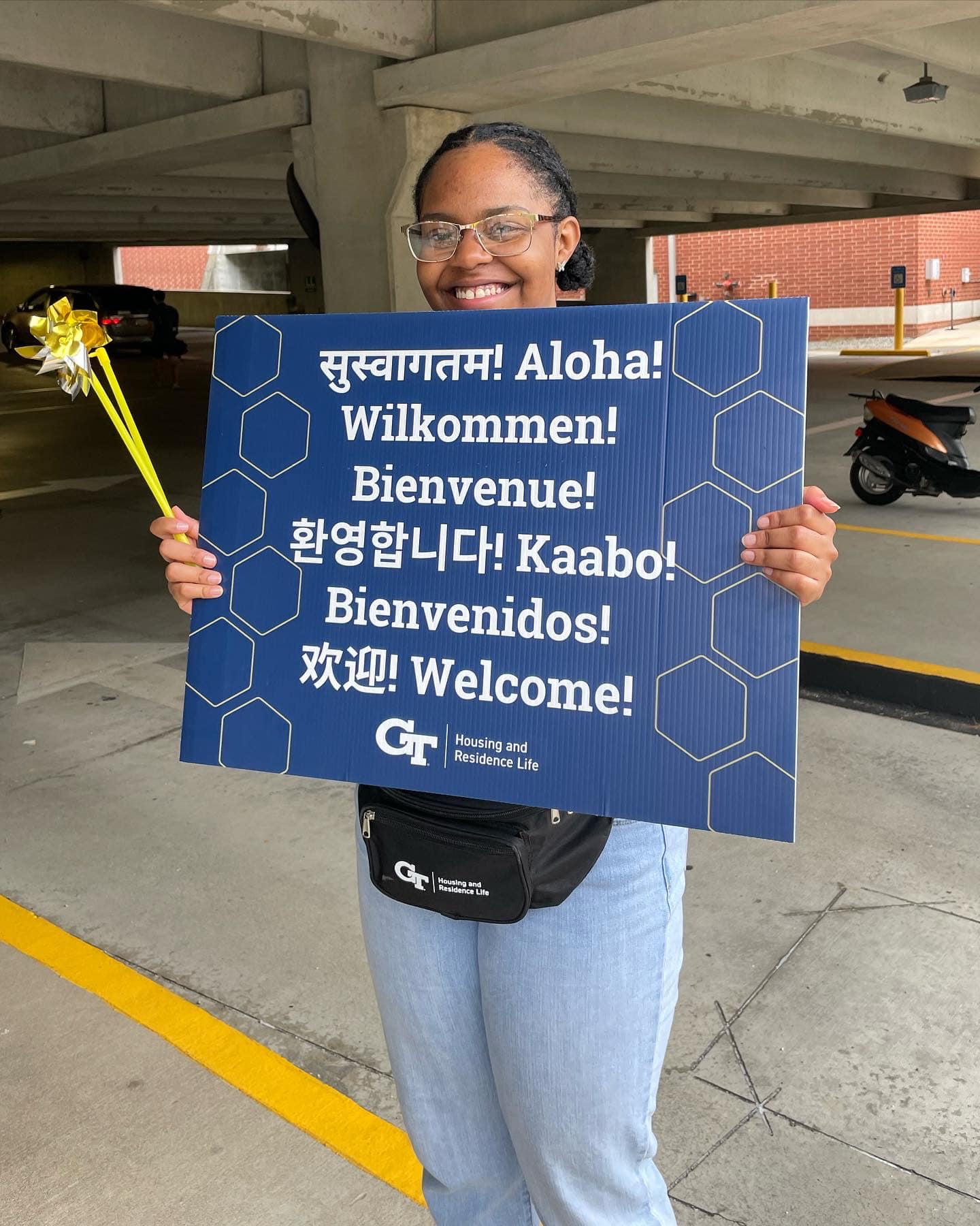 woman with welcome sign in different languages (image)